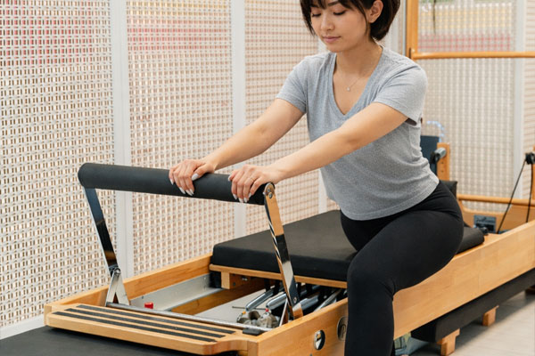 ピラティス専用マシンでのエクササイズ風景